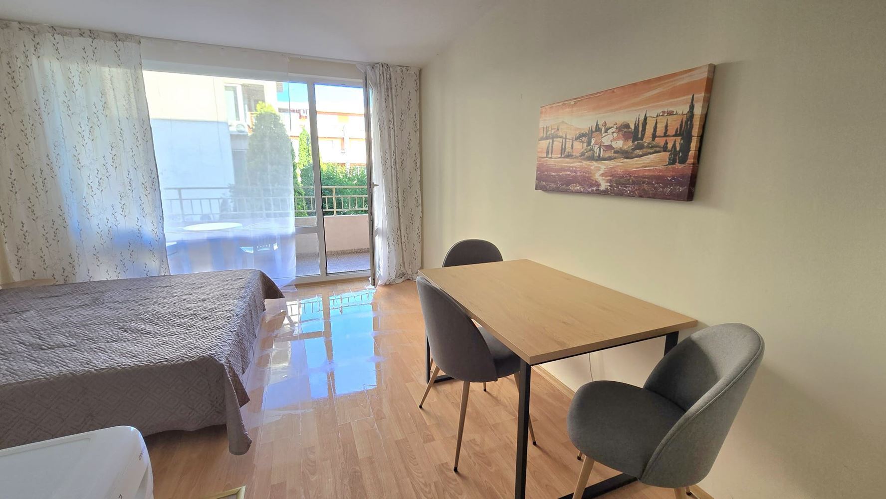 Helles Studio mit Poolblick in einer modernen Wohnanlage in Sonnenstrand