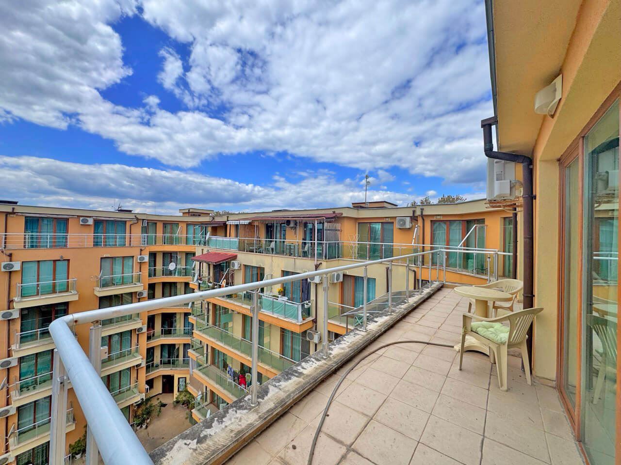 Panoramawohnung mit einem Schlafzimmer, großer Terrasse und offenem Blick – Sonnenstrand