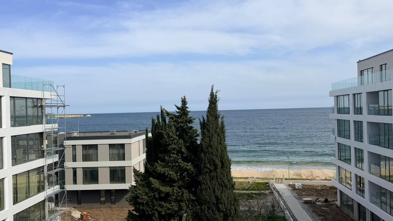 Geräumige 4-Zimmer-Wohnung mit direktem Panoramameerblick in einer Luxus-First-Line-Anlage in Ravda