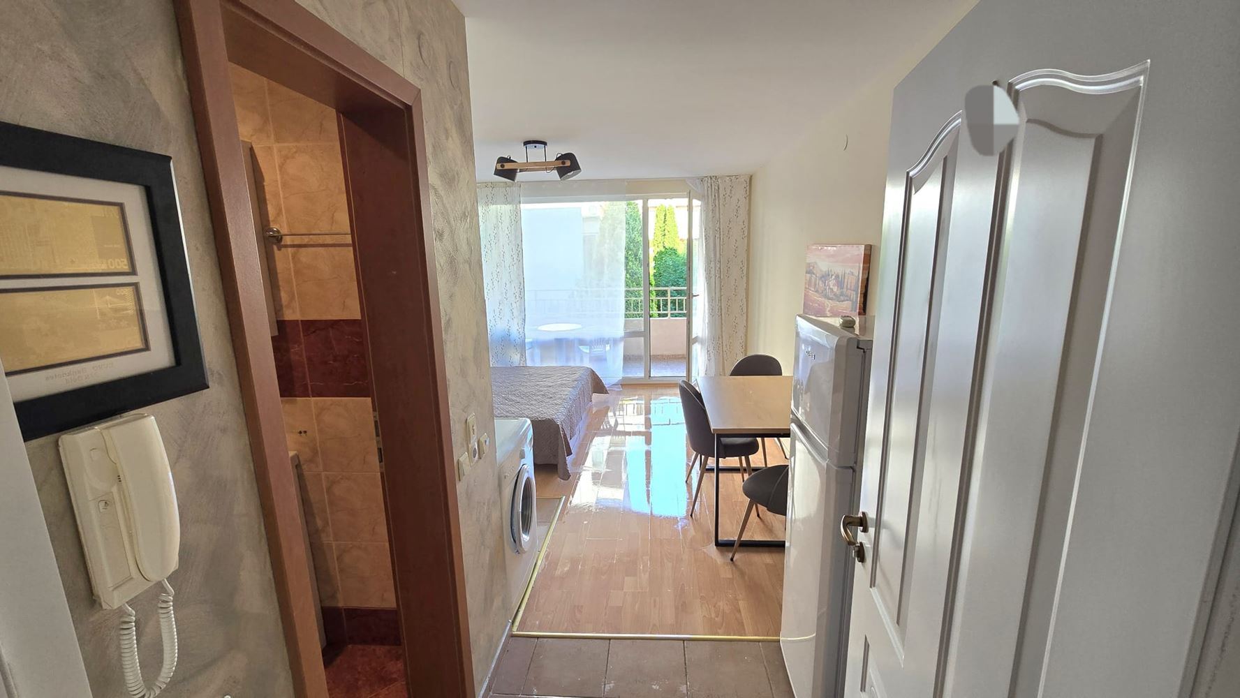 Helles Studio mit Poolblick in einer modernen Wohnanlage in Sonnenstrand