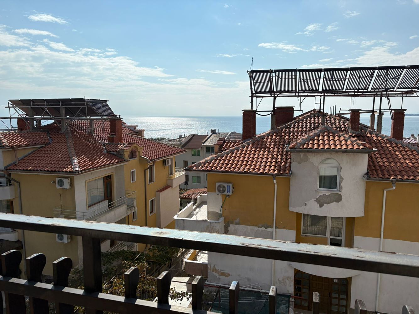 Drei-Zimmer-Wohnung mit Panoramablick auf das Meer in Sveti Vlas – 200 m vom Strand