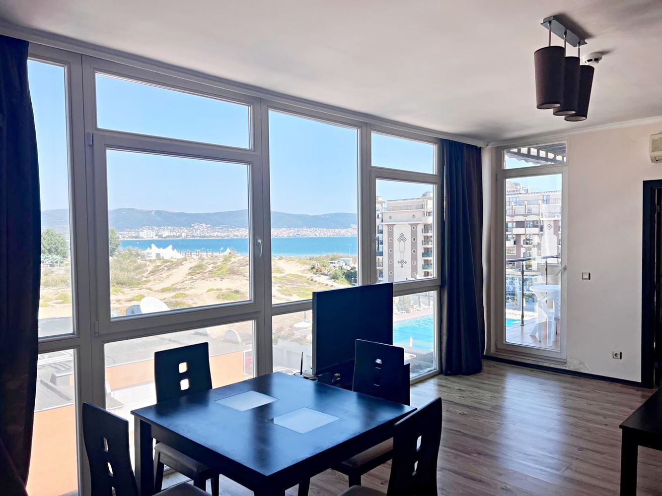 Zweizimmerwohnung mit Panoramablick auf das Meer in erster Meereslinie – geräumige Wohnung in Sonnenstrand