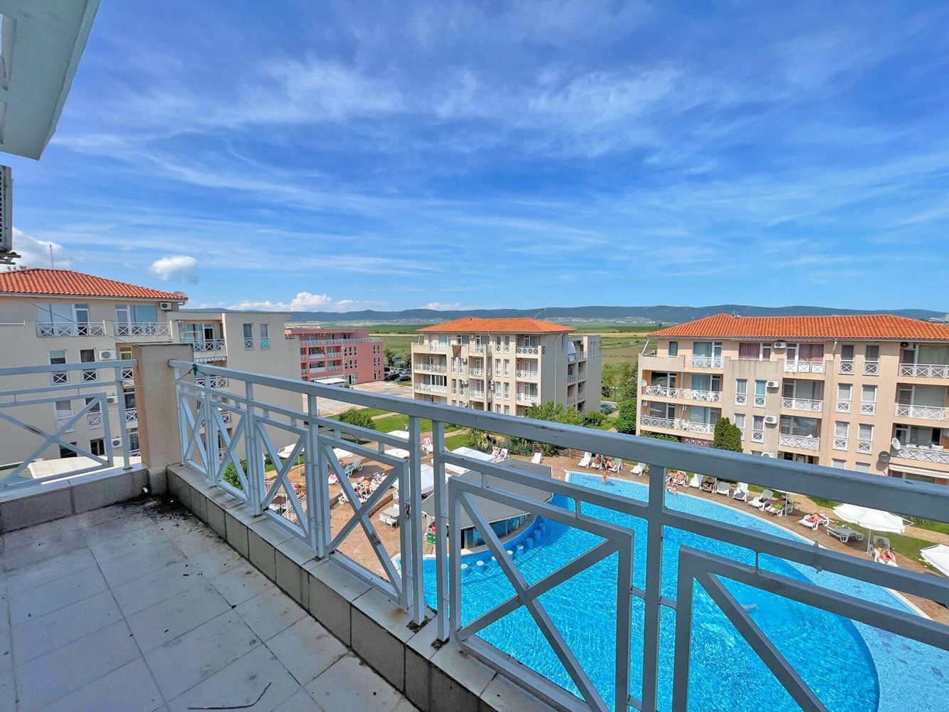 Zweizimmerwohnung mit Poolblick in Sonnenstrand in einem Komplex mit reichhaltiger Infrastruktur