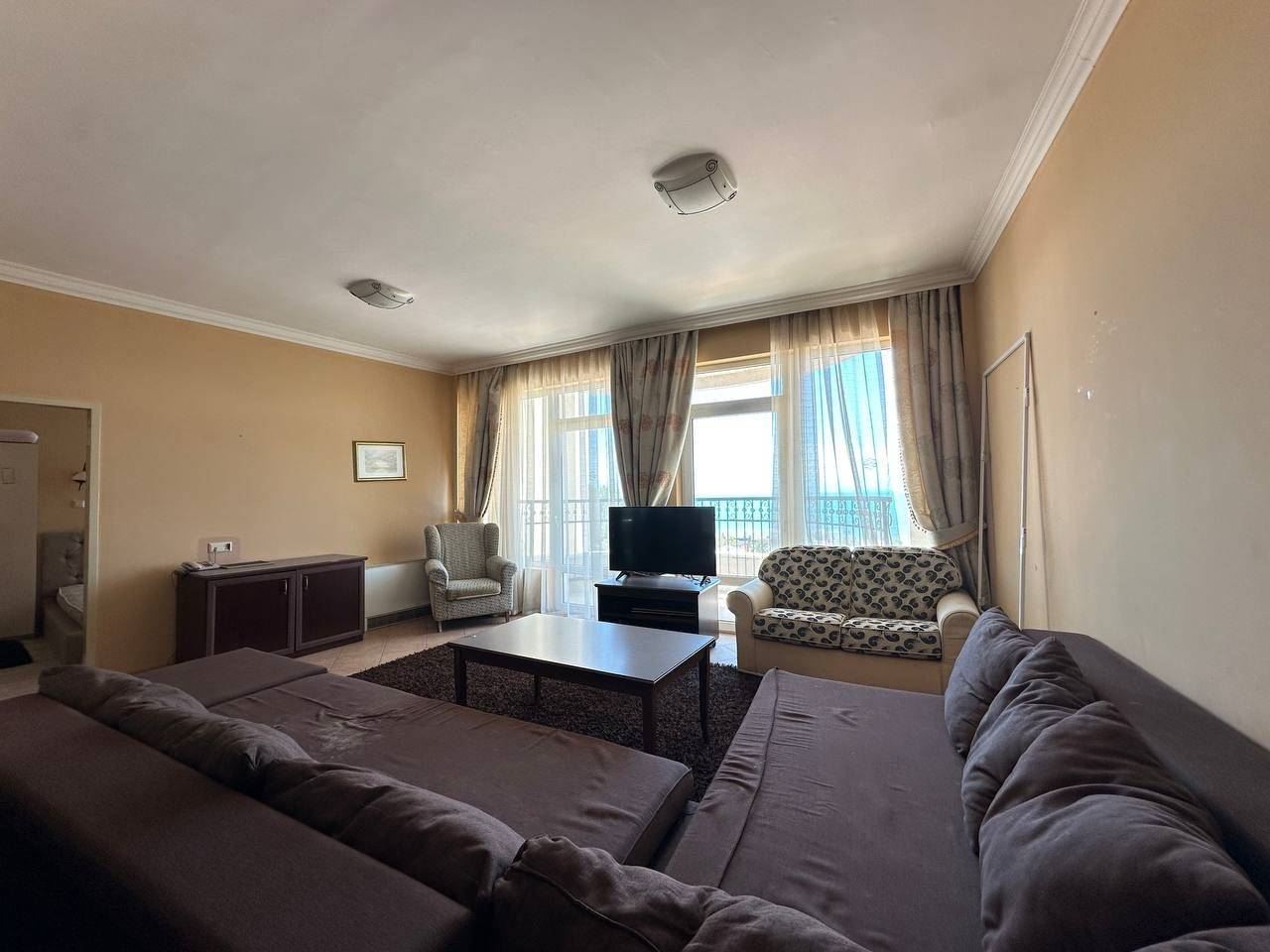 Geräumige Wohnung mit Meerblick in erster Meereslinie in Pomorie – Ferienimmobilie mit dem Gefühl eines luxuriösen Resorts