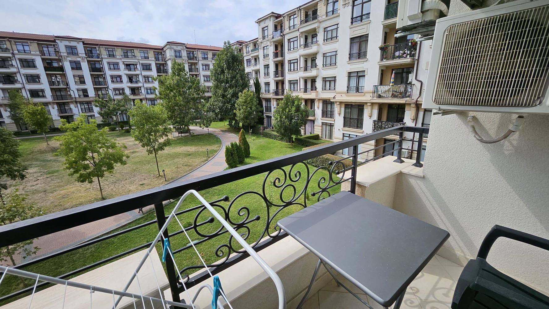 Gemütliche Zweizimmerwohnung in Pomorie mit niedriger Jahresgebühr und Blick auf einen begrünten Innenhof