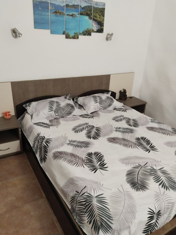 Geräumige Drei-Zimmer-Wohnung in Nessebar mit niedriger Jahresgebühr und kostenlosem Parkplatz