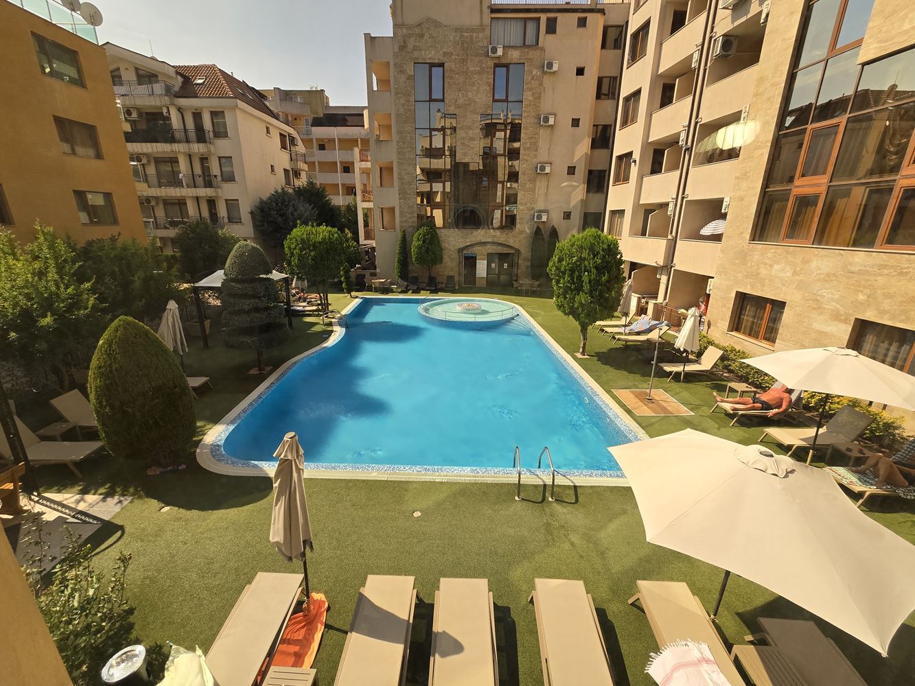3-Zimmer-Wohnung mit luxuriöser Renovierung in Sonnenstrand – Blick auf den Pool und Möglichkeit zur Ratenzahlung
