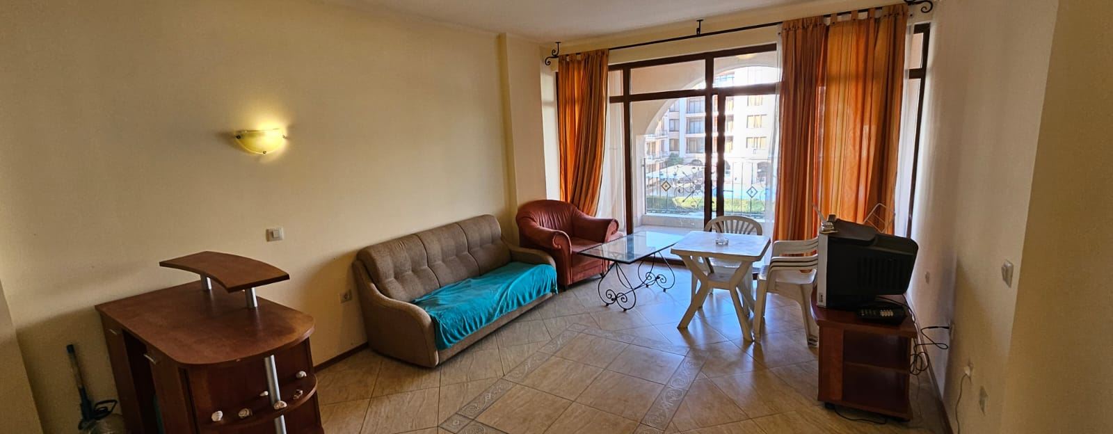 Geräumige 2-Zimmer-Wohnung mit Poolblick – möbliert, mit Akt 16 und bezugsfertig
