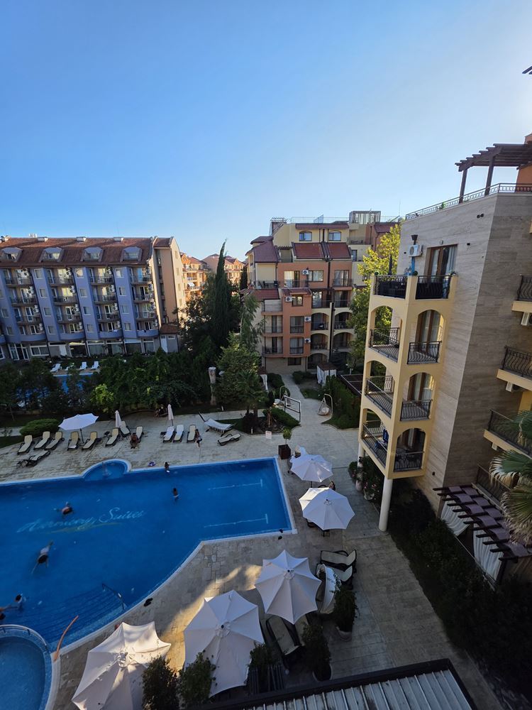 Herrliche Wohnung mit einem Schlafzimmer in einer Anlage in Sonnenstrand – Blick auf den Pool; Stil und Komfort