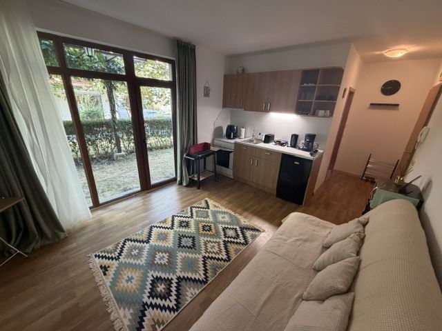 Komfort und Ruhe am Meer – geräumige Zweizimmerwohnung mit einem Schlafzimmer in Aheloy