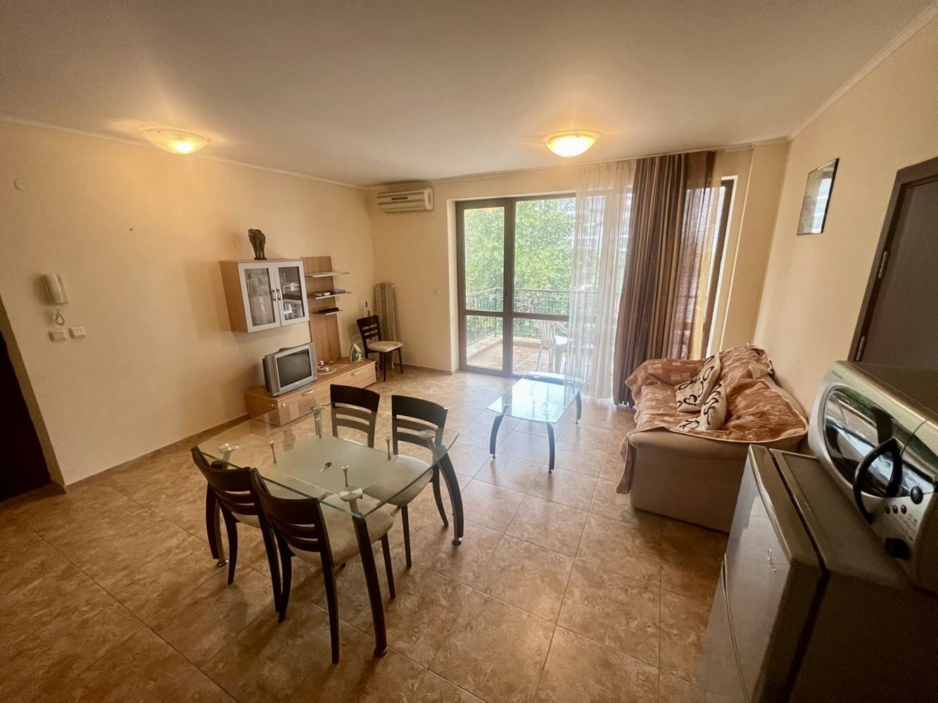 Geräumige Drei-Zimmer-Wohnung mit Poolblick in einer prestigeträchtigen Anlage in Nessebar