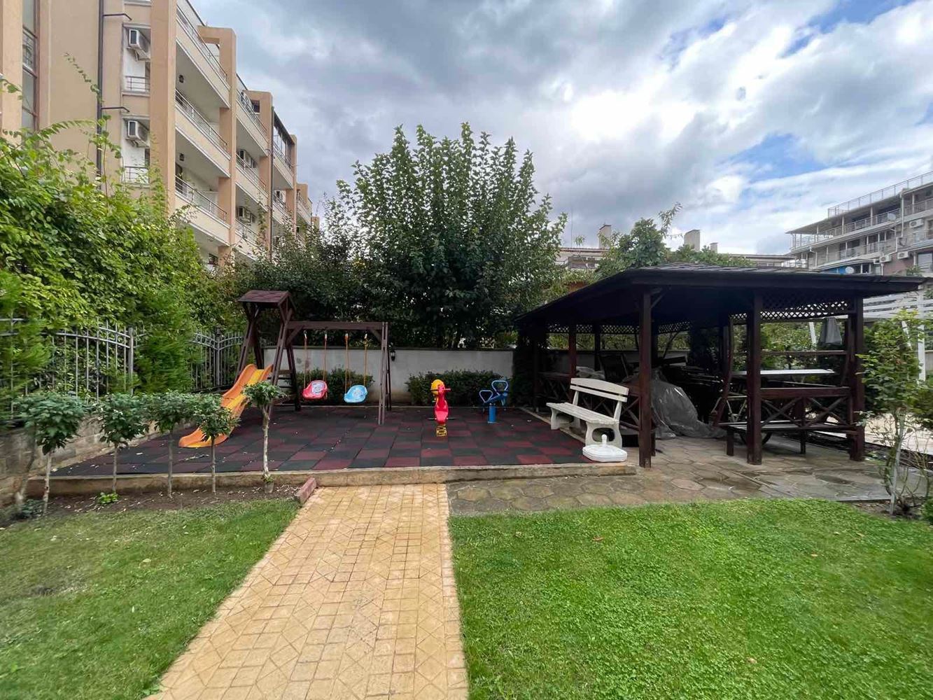 Gemütliche Zweizimmerwohnung mit Poolblick in einer ruhigen Wohnanlage in Sonnenstrand