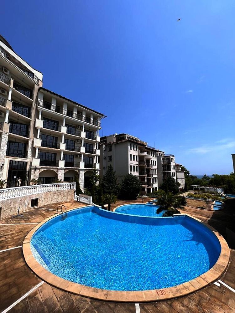 Zweizimmerwohnung in erster Meereslinie in Obzor – Komfort am Meer, SPA-Angebote und Ruhe im Grünen