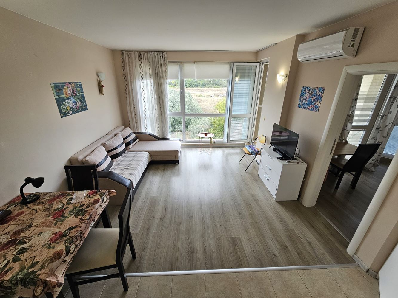 Zweizimmerwohnung inmitten von viel Grün in einer Anlage mit Swimmingpool und Kinderspielplatz