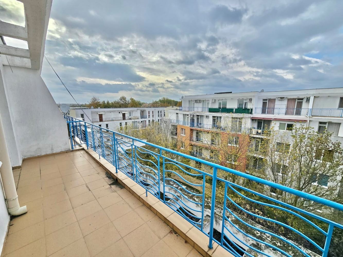 Großzügige Maisonettewohnung mit zwei Schlafzimmern und drei Balkonen in Sonnenstrand – Act 16, Haushaltsstrom und Poolblick