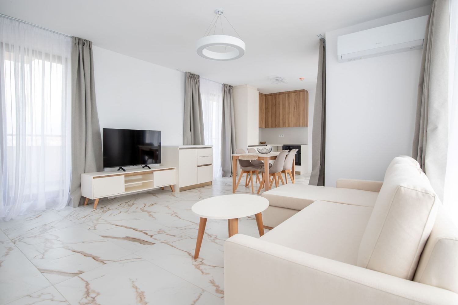 Luxuriöse 2-Zimmer-Wohnung mit einem Schlafzimmer nur 50 m vom Meer entfernt in einem modernen Komplex in Aheloy