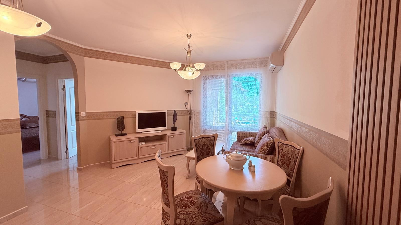 Luxuriöse 2-Zimmer-Wohnung in einer Anlage in Nessebar – 200 m vom Strand, Pool- und Gartenblick