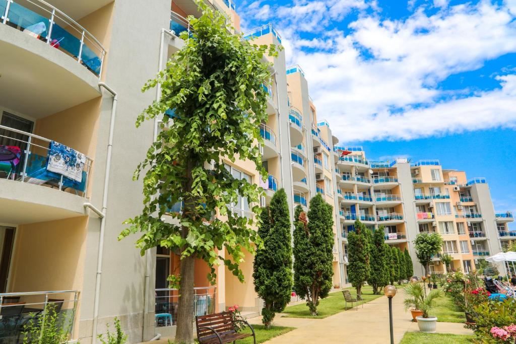 Geräumige Wohnung mit zwei Schlafzimmern und Meerblick in erster Linie in Ravda