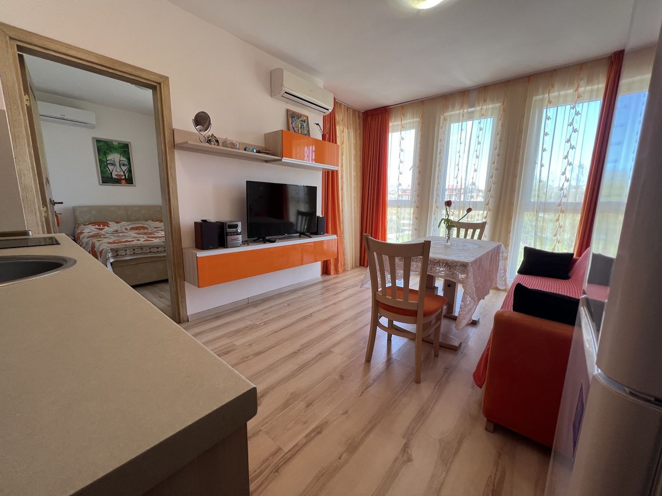 Sonnige Zweizimmerwohnung in Sonnenstrand – voll möbliert, mit ausgezeichneter Lage nahe dem Strand