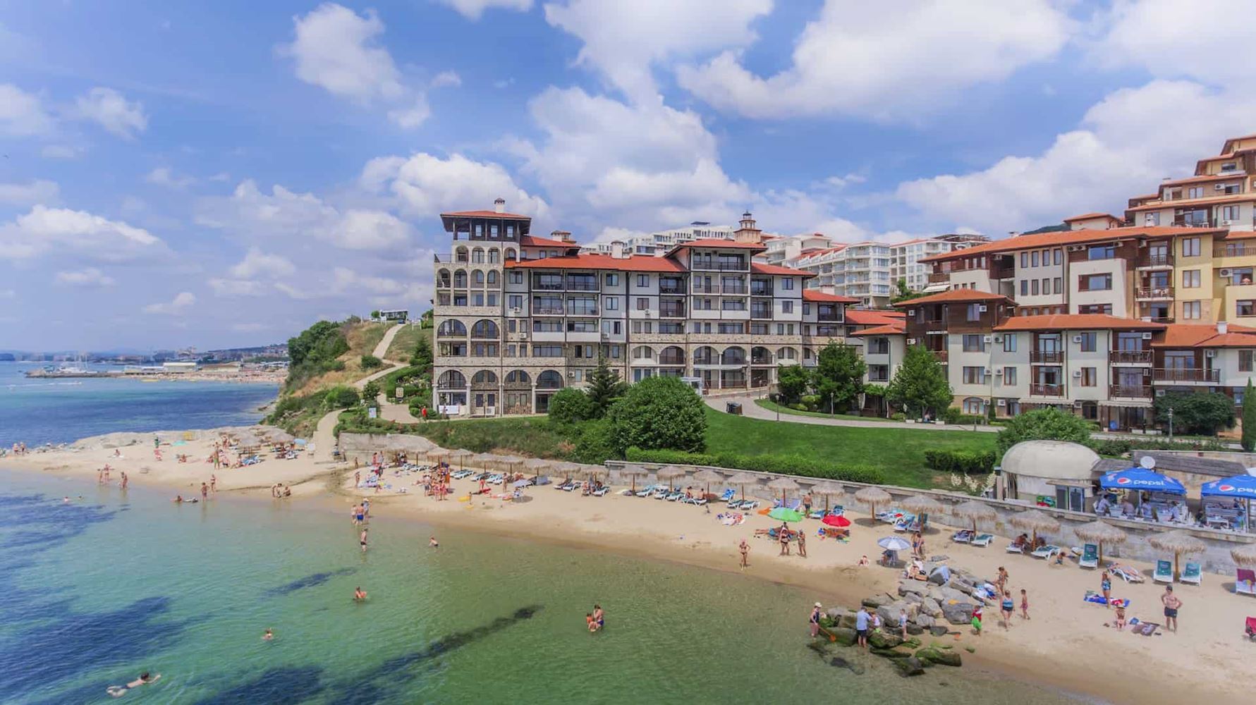 Luxus und Ruhe in erster Meereslinie in Sweti Wlas – großzügige 2-Zimmer-Wohnung mit Blick auf den Pool