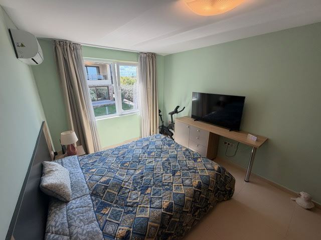 Geräumiges Appartment mit zwei Schlafzimmern in erster Meereslinie mit frontalem Panoramablick auf das Meer