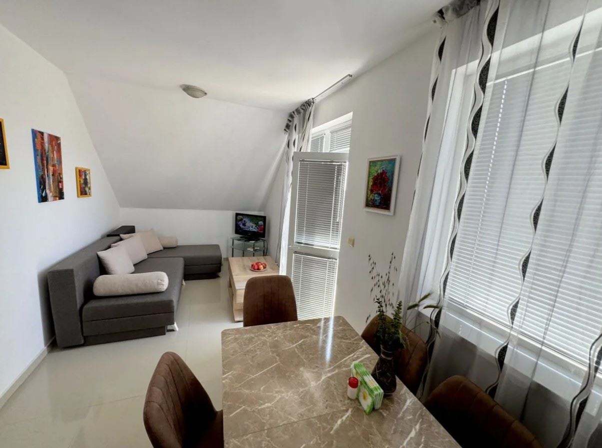 Wohnung mit einem Schlafzimmer in Ravda – vollständig möbliert, in einem Wohngebäude und 500 Meter vom Meer entfernt