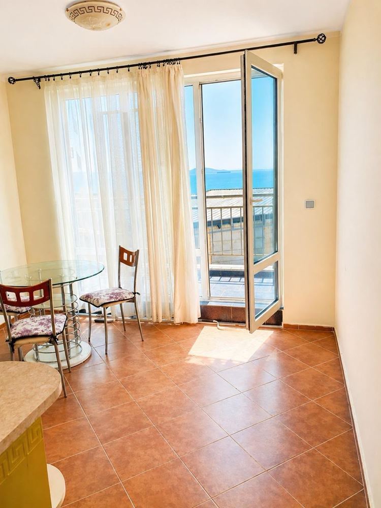 Wohnung mit zwei Schlafzimmern in erster Linie in Pomorie mit beeindruckendem Meerblick