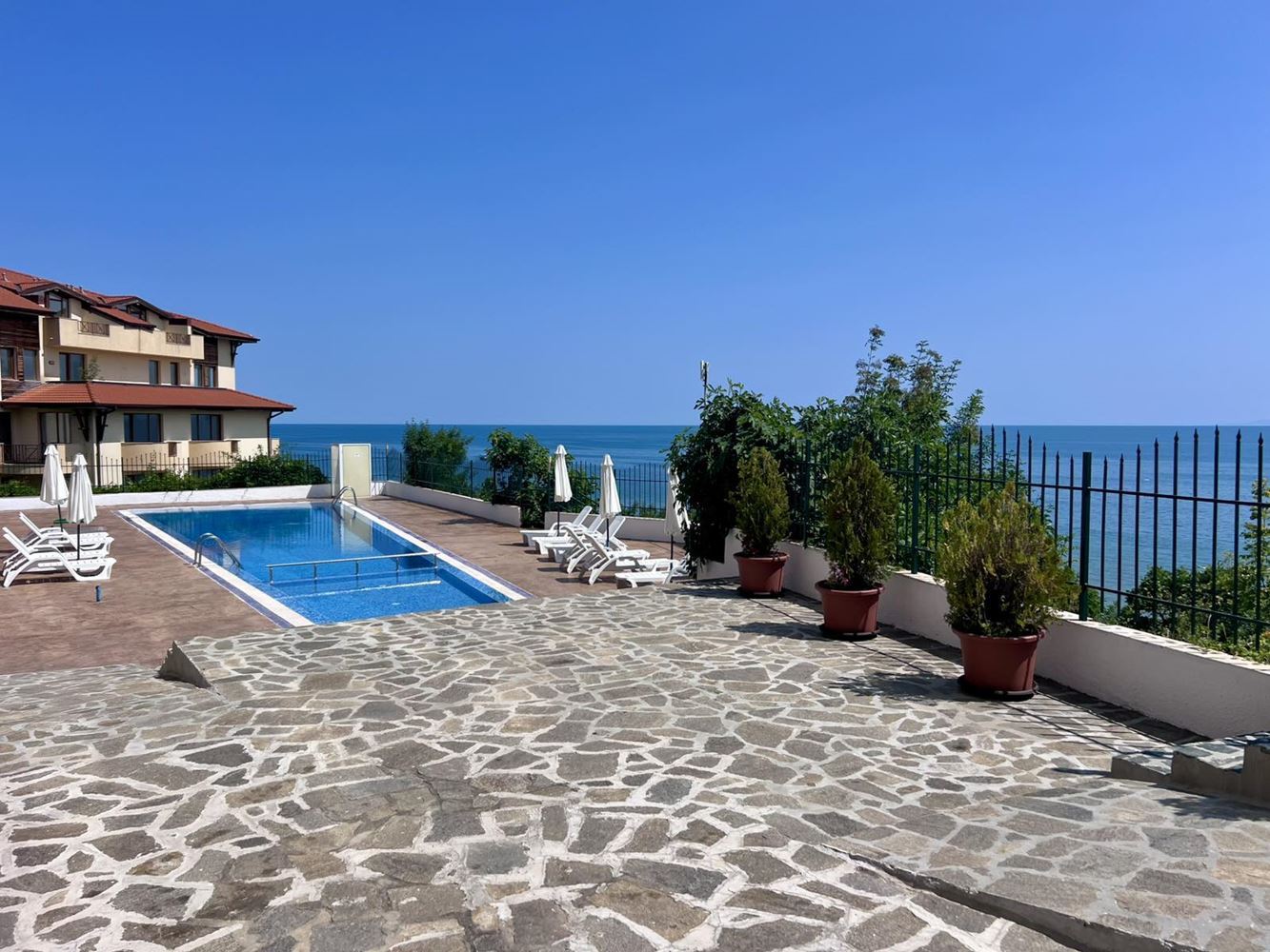 2-Zimmer-Wohnung mit direktem Meerblick in Sveti Vlas – Komfort, Ruhe und Resort-Lebensstil