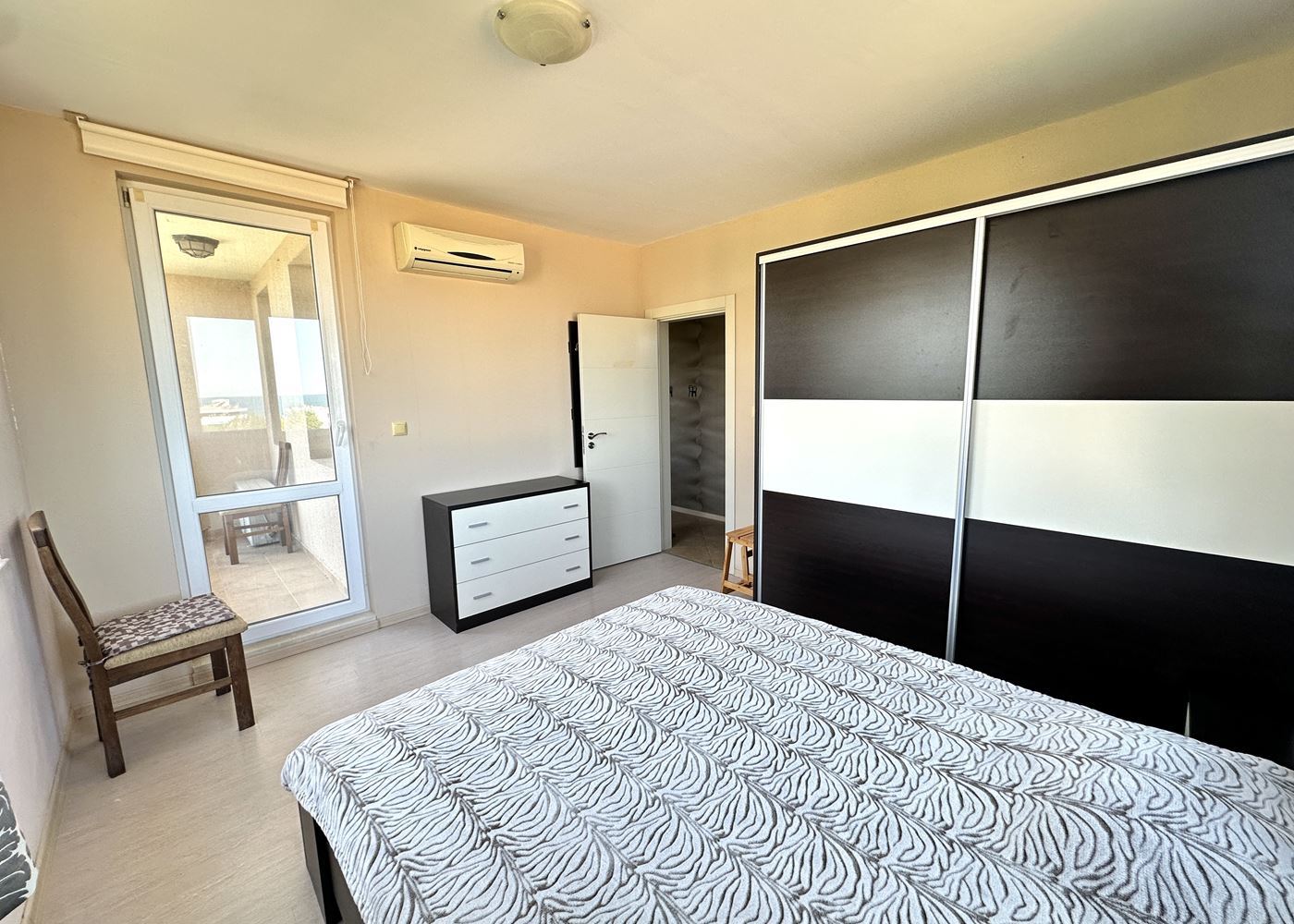 Geräumige 2-Zimmer-Wohnung mit Panoramablick auf das Meer in Tschernomorez – ein bezugsfertiges Zuhause am Meer