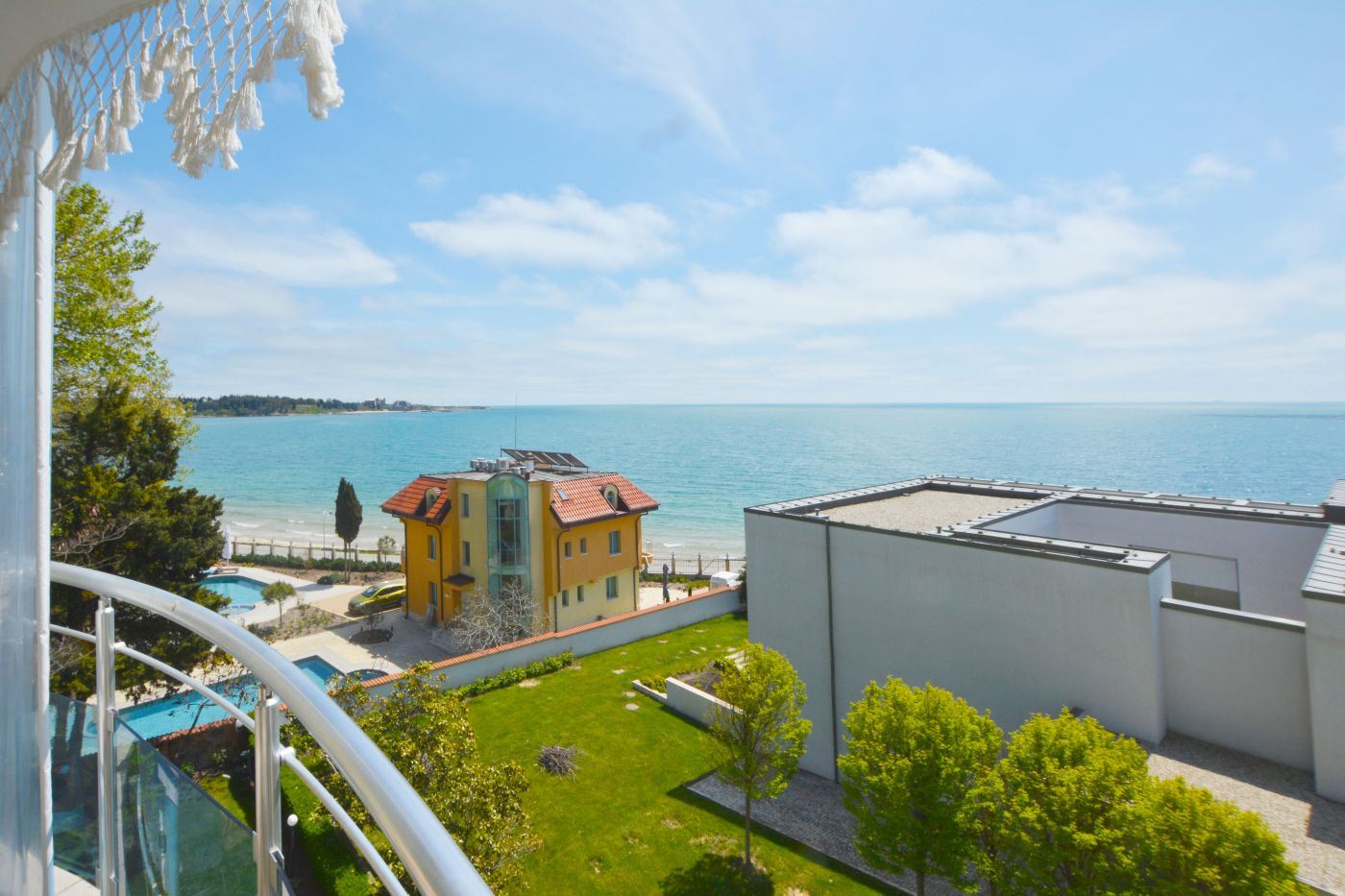 Luxuriöse Drei-Zimmer-Wohnung mit Meerblick in erster Reihe in Ravda – 114 m², zwei Terrassen und maximaler Komfort