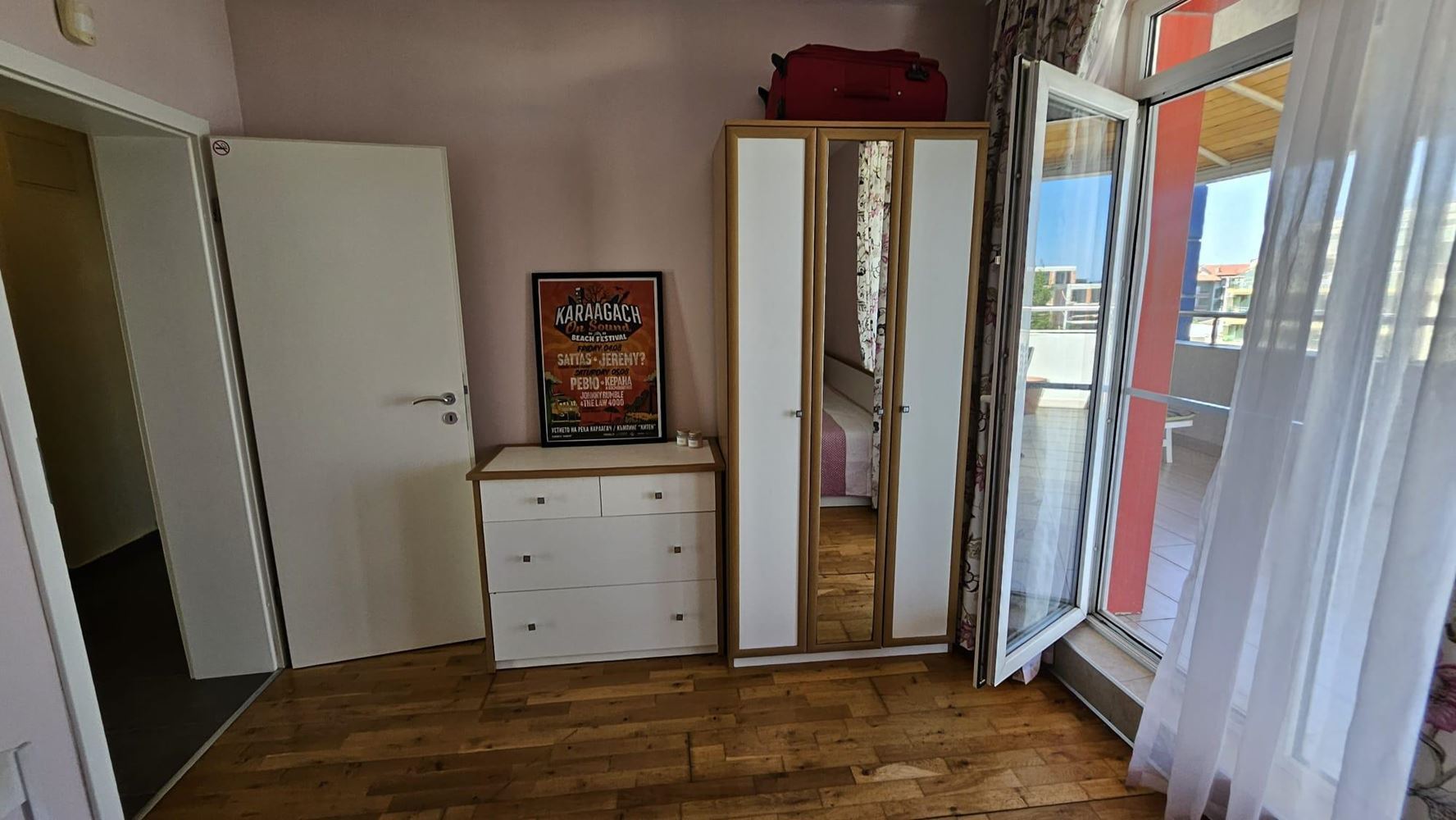Drei-Zimmer-Wohnung in erster Meereslinie in Kiten mit Panoramablick auf das Meer und beeindruckenden Terrassen