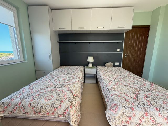 Geräumiges Appartment mit zwei Schlafzimmern in erster Meereslinie mit frontalem Panoramablick auf das Meer