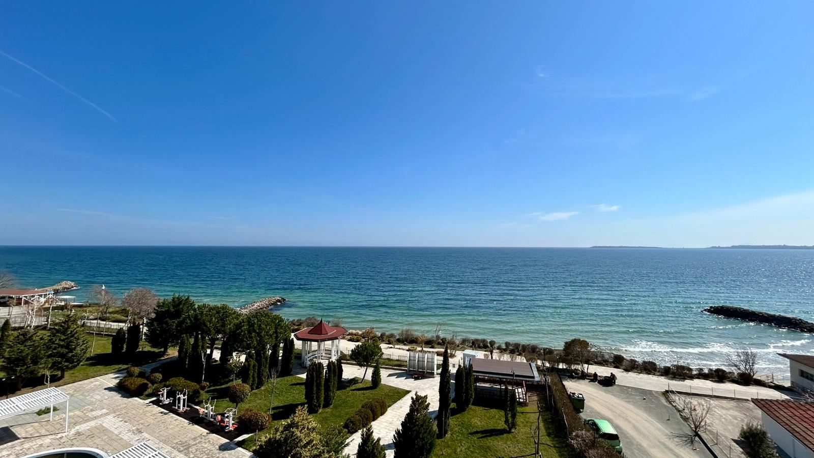 Sveti Vlas – Drei-Zimmer-Wohnung mit direktem Panoramablick auf das Meer in einer Anlage in erster Linie