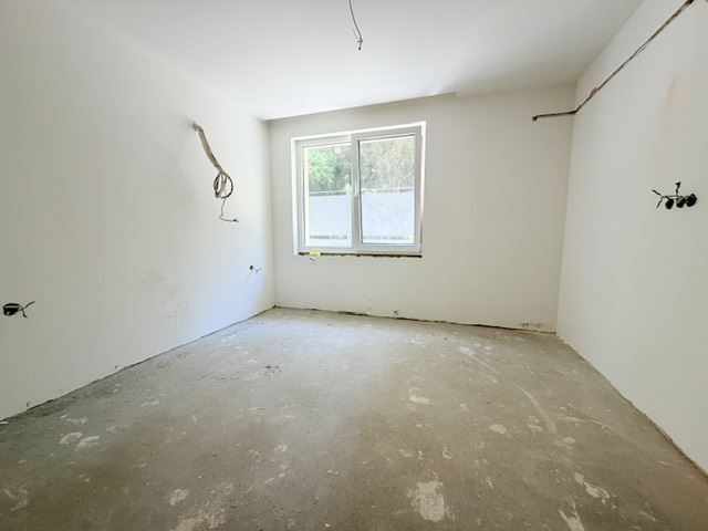 Drei-Zimmer-Wohnung mit zwei Schlafzimmern, eigenem Garten und zwei Stellplätzen in einem neuen Luxusgebäude im Herzen von Burgas