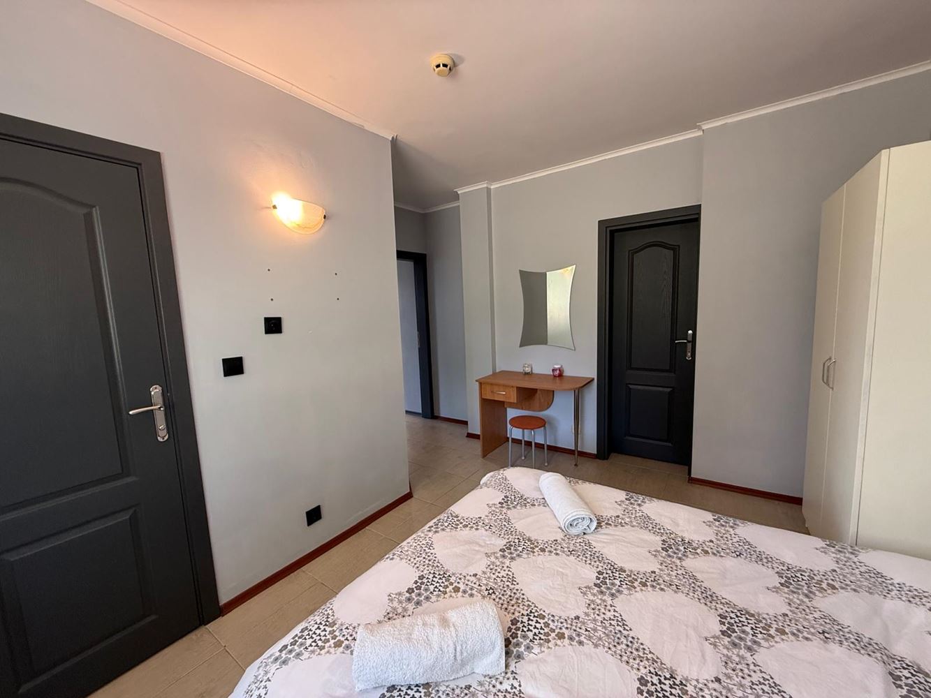 Geräumige 3-Zimmer-Wohnung mit zwei Schlafzimmern und schönem Ausblick in einer ruhigen Anlage nahe Sonnenstrand