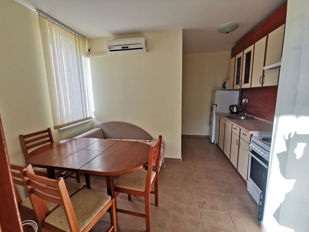 Wir bieten Ihnen eine exklusive Drei-Zimmer-Wohnung mit teilweisem Meerblick, gelegen in einer der gefragtesten und sehr gepflegten Anlagen in Sweti Wlas. 