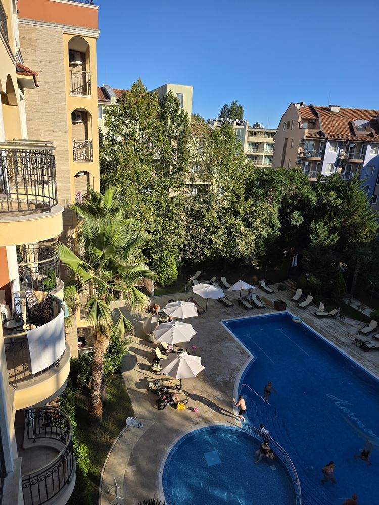 Herrliche Wohnung mit einem Schlafzimmer in einer Anlage in Sonnenstrand – Blick auf den Pool; Stil und Komfort