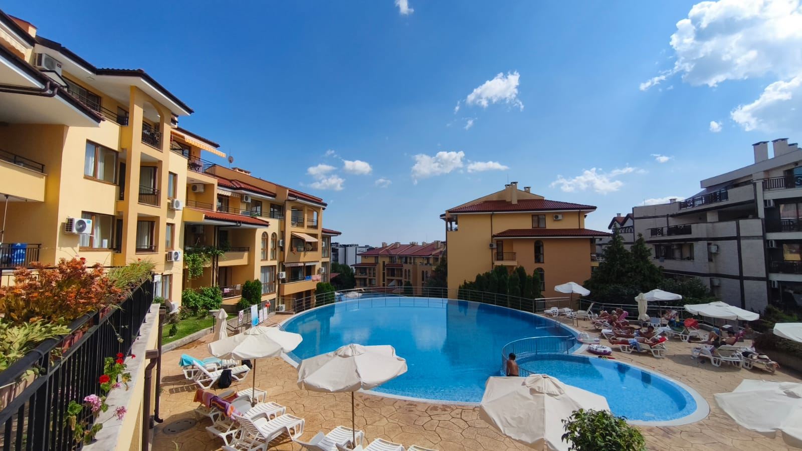 Geräumiges Zwei-Schlafzimmer-Apartment mit Meerblick in Sveti Vlas, nur 200 Meter vom Strand entfernt