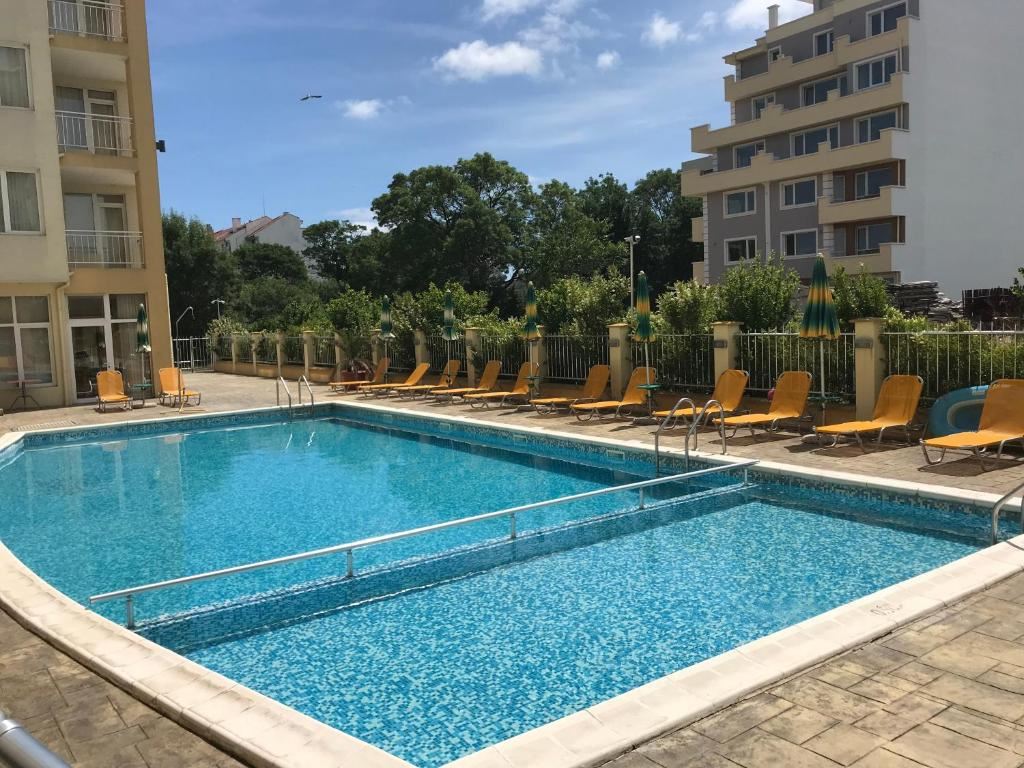 Zwei-Zimmer-Wohnung in einer Anlage in Pomorie – 300 m vom Strand entfernt, hervorragende Investition