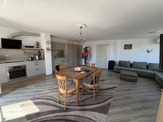 Geräumige Zwei-Zimmer-Wohnung mit Meerblick im Herzen von Sarafowo und der Möglichkeit zum Umbau in eine Drei-Zimmer-Wohnung