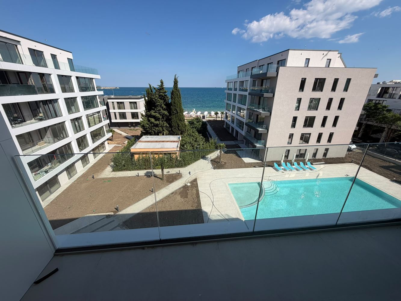 Nagelneue 2-Zimmer-Wohnung mit direktem Panoramameerblick in Ravda – Erstklassiger Komfort und traumhafte Aussicht aus jedem Wohnraum