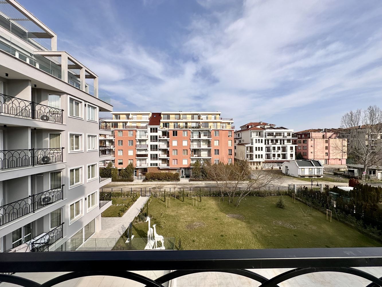 Gemütliche Ein-Zimmer-Wohnung mit Pool- und Grünblick in Sonnenstrand – bezugsfertig