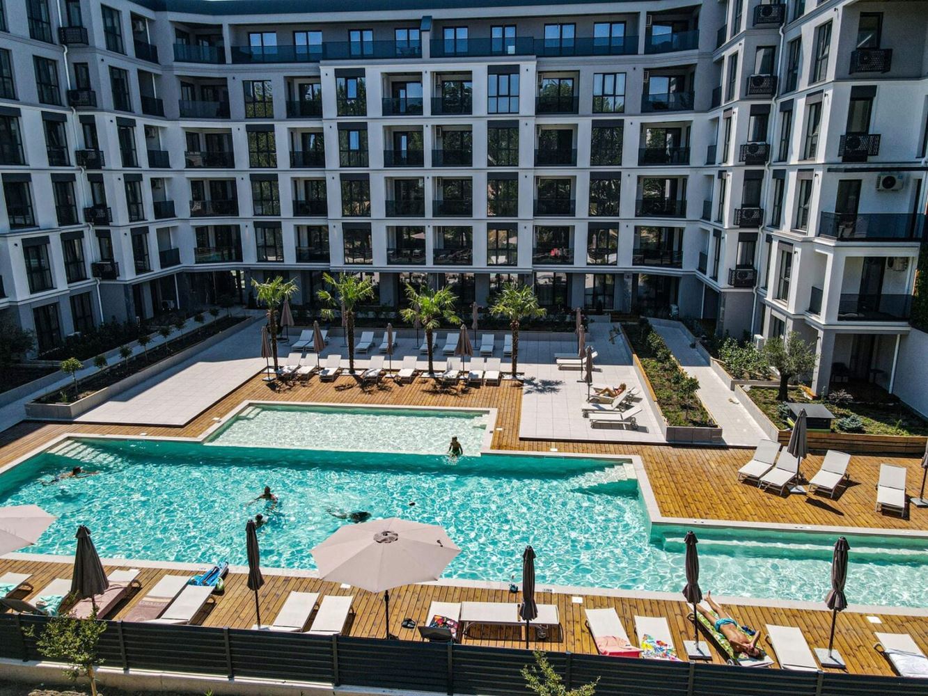 Geräumige Luxuswohnung mit drei Schlafzimmern und Tiefgaragenstellplatz in Sonnenstrand