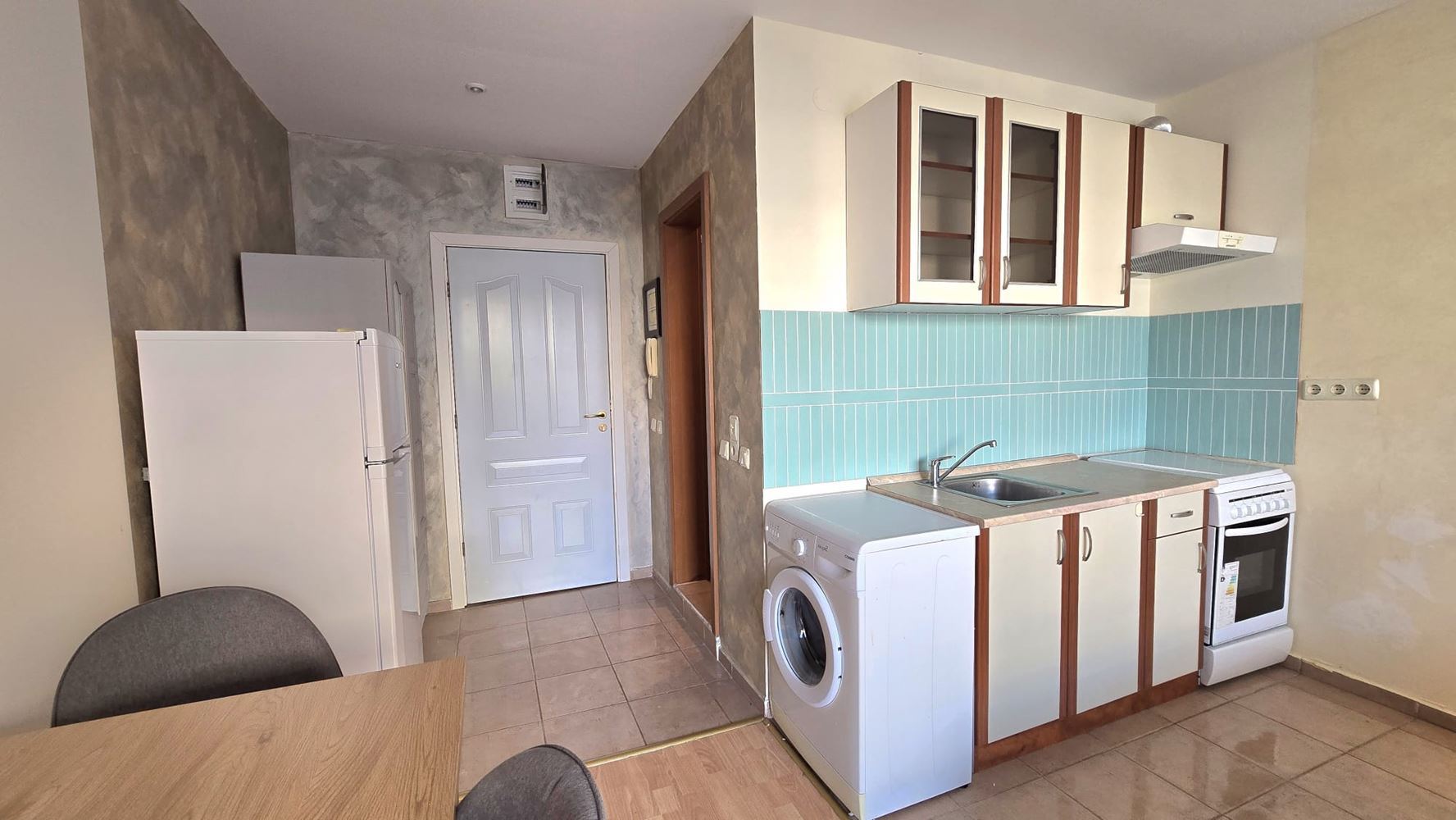 Helles Studio mit Poolblick in einer modernen Wohnanlage in Sonnenstrand