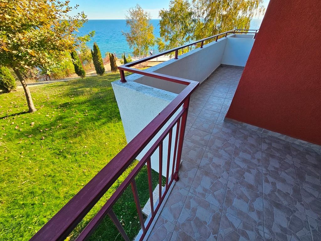 Erste Meereslinie in Sveti Vlas – geräumige Wohnung mit zwei Schlafzimmern und hervorragender Infrastruktur