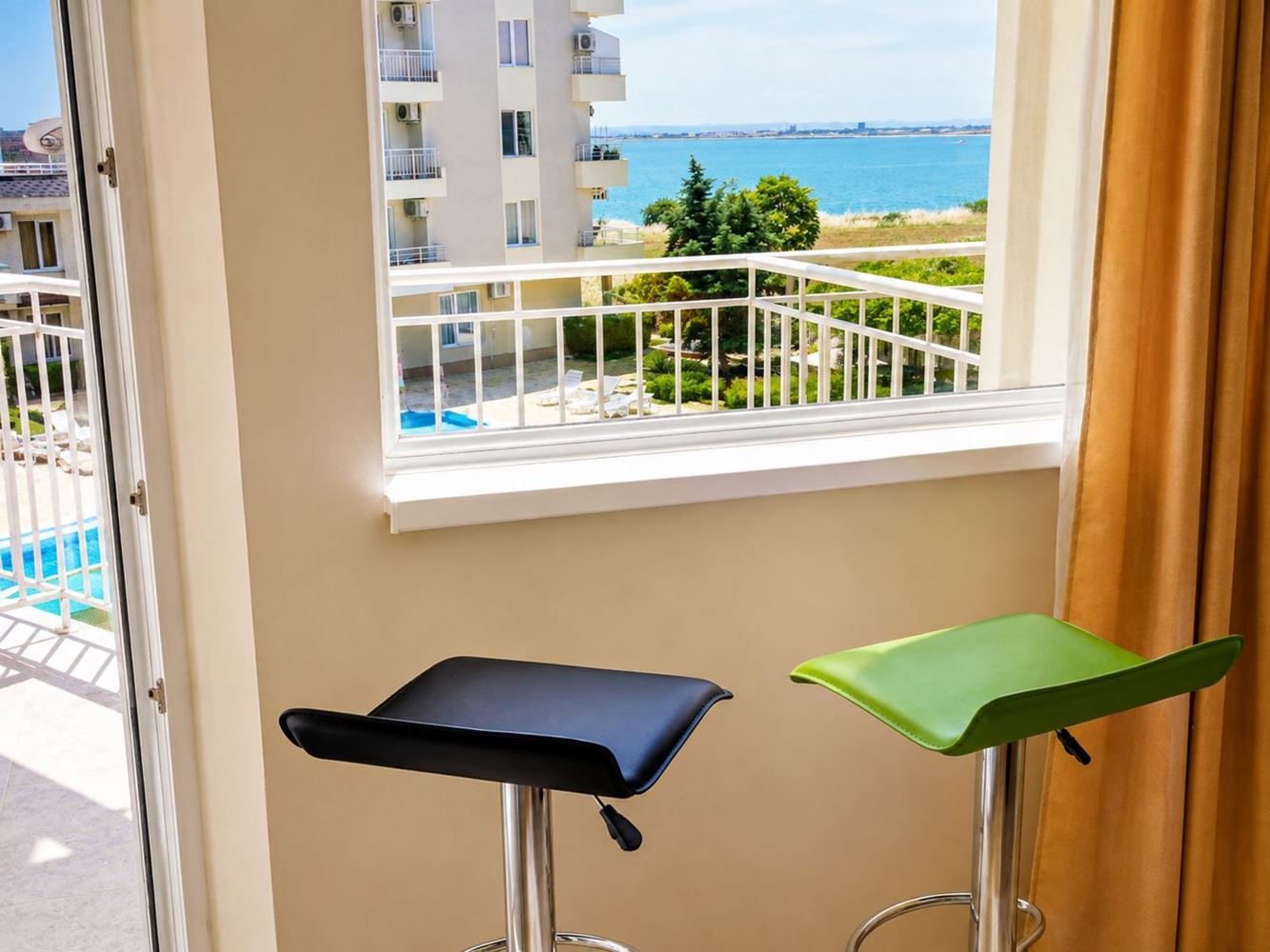 Meerblick vor dem Fenster und ein Swimmingpool vor dem Gebäude – Wunderschöne Wohnung in Ravda, sofort bezugsbereit