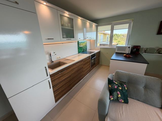Geräumiges Appartment mit zwei Schlafzimmern in erster Meereslinie mit frontalem Panoramablick auf das Meer