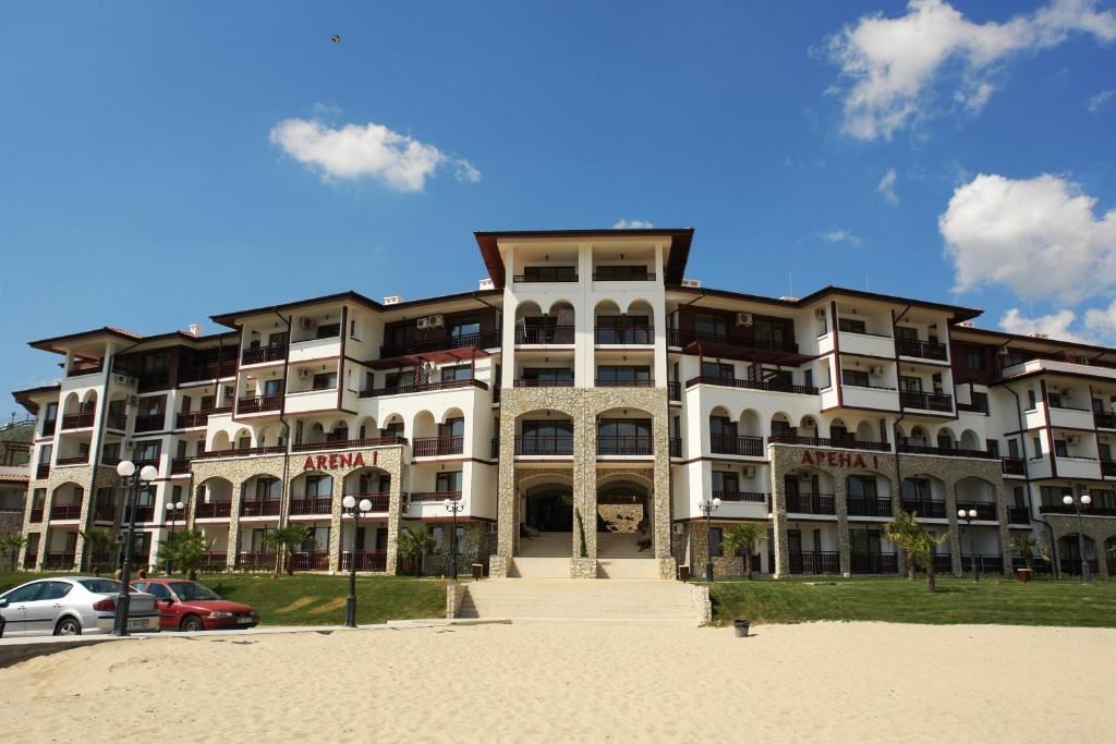 Wohnung in erster Meereslinie in Sveti Vlas – stilvolle Immobilie am Strand und am Yachthafen „Marina Dinevi“