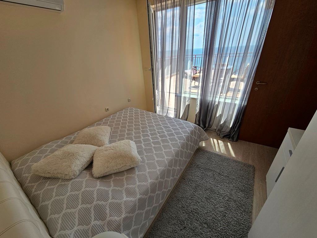 Luxuriöses Panoramaapartment in erster Meereslinie mit zwei Schlafzimmern und einer riesigen Terrasse