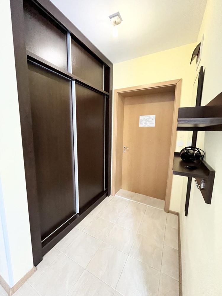 Geräumige Wohnung mit einem Schlafzimmer und Poolblick in einer hervorragend gepflegten Anlage in Pomorie